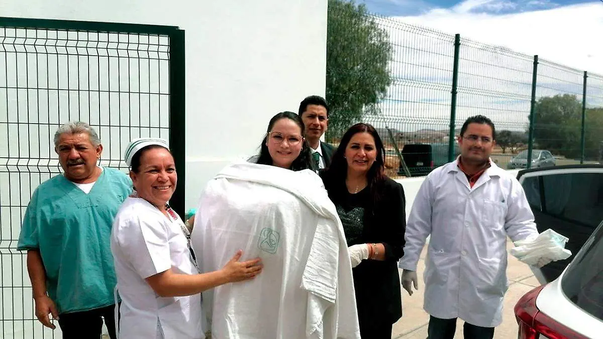 Madre atendida a las pueras del IMSS Guadalupe